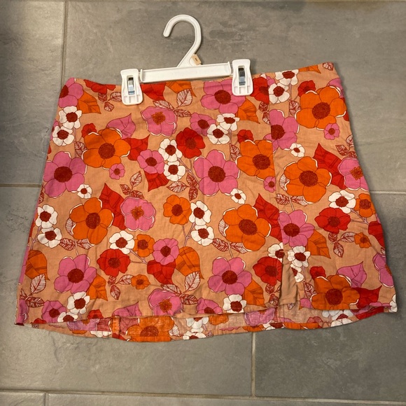 Urban Outfitters Dresses & Skirts - Urban Outfitters Pink And Orange Floral Retro Mini Skirt zips on side size large
